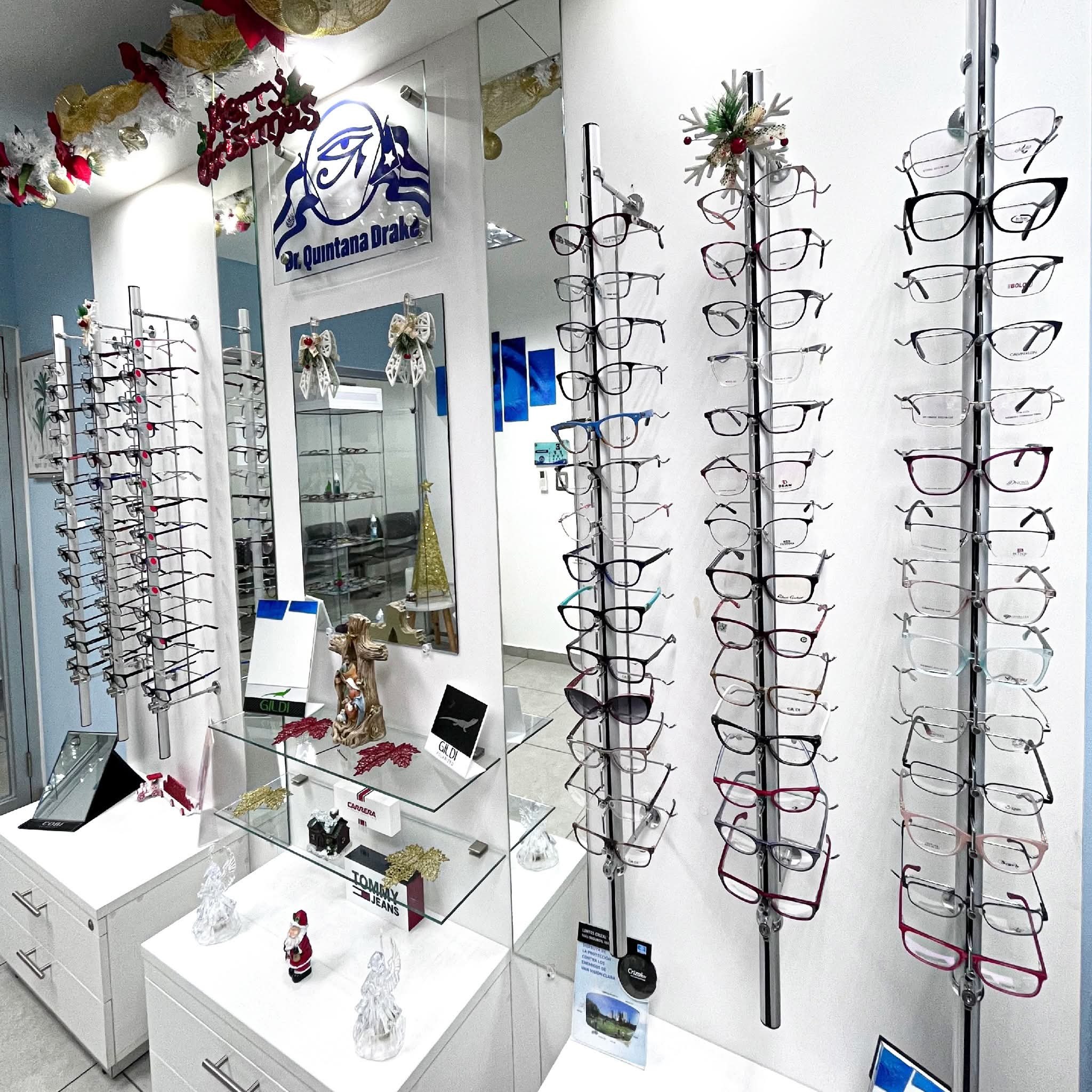 Vitrina de la óptica con monturas Carrera, Tommy, Gildi y más