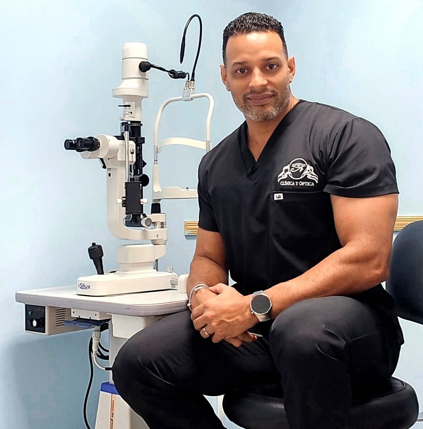Optometrista de la clínica